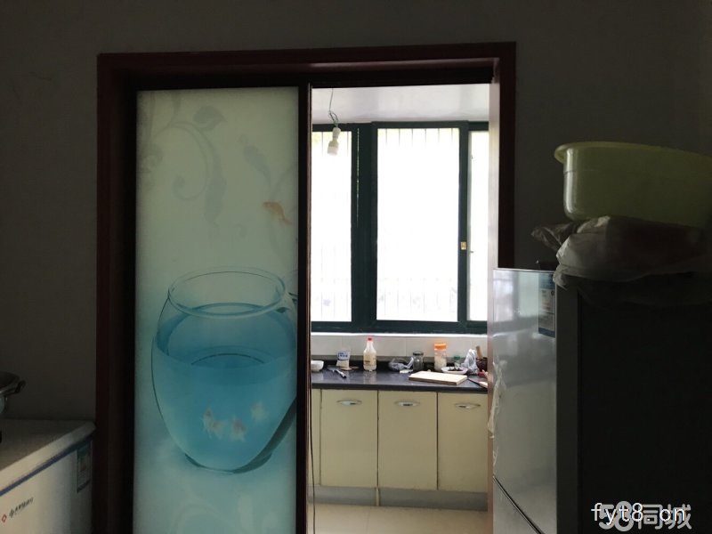 法姬娜简装一楼带院三室101平方产证齐全可以过户按揭五无税